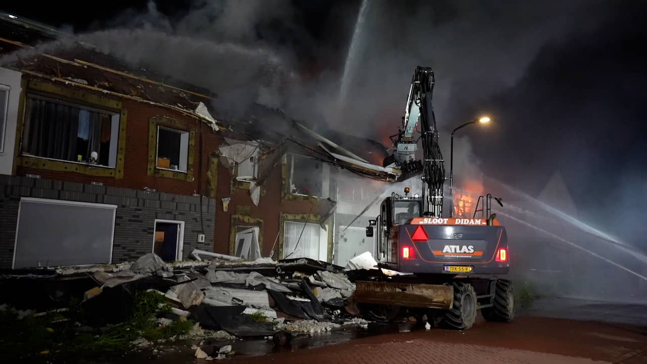 Video | Brandweer sloopt huizen die nog in brand staan in Didam
