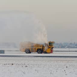 Over nine thousand fewer flights at Schiphol due to cold and war