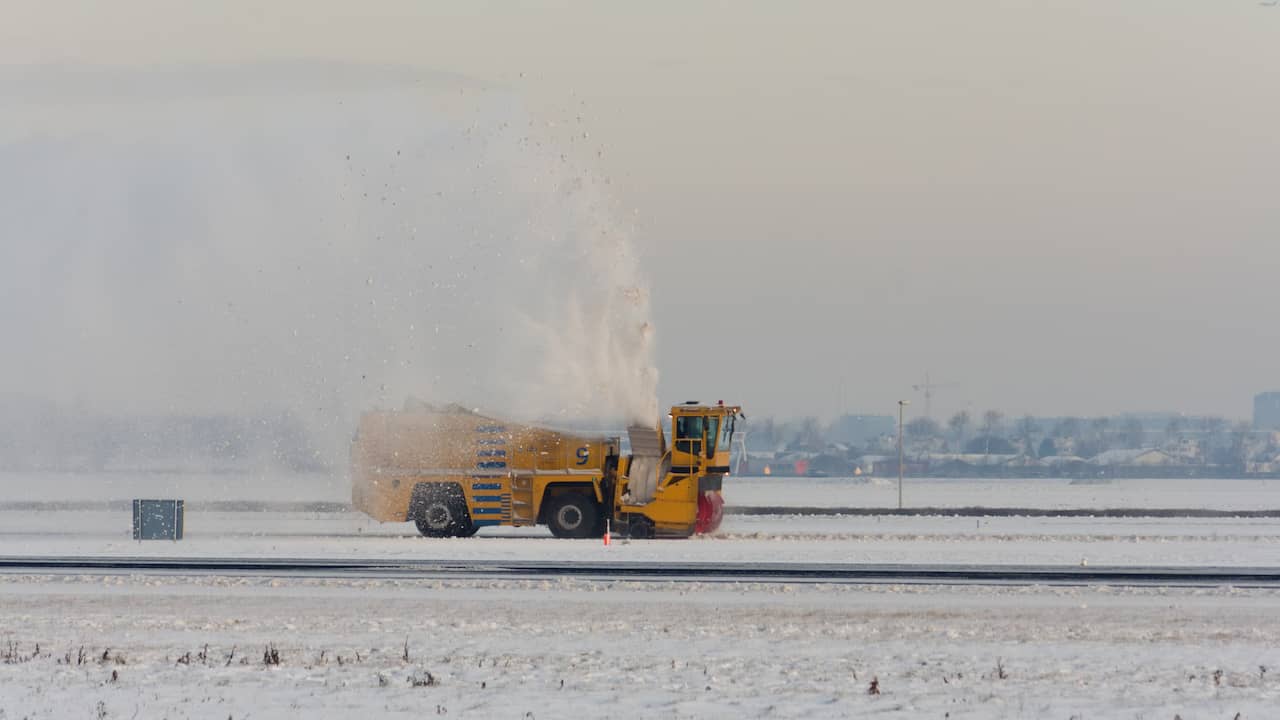 Ruim negenduizend minder vluchten op Schiphol door kou en oorlog