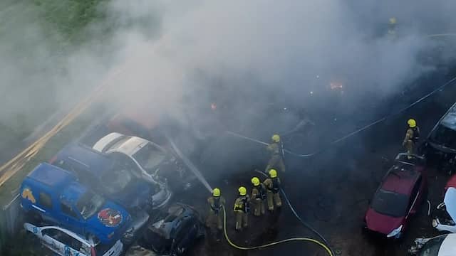 Sloopauto's branden uit bij autosloopbedrijf in Teuge