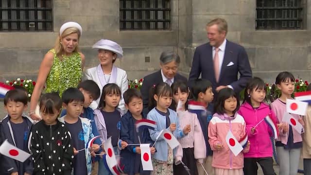 Japanse keizer door de knieën voor kinderen tijdens staatsbezoek | NU.nl
