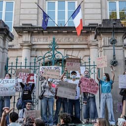 Een volle klas, een leeg toiletrolletje: Franse scholieren zijn het zat