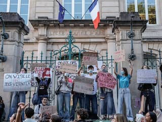 In het Frankrijk van 'égalité' kun je op sommige scholen niet eens naar de wc