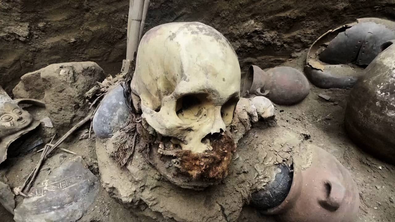 Beeld uit video: Arbeiders vinden eeuwenoude mummie tijdens werkzaamheden in Peru