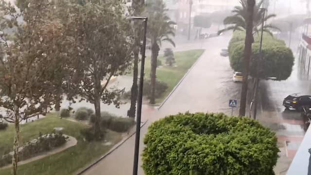 Video | Regenwater lekt door plafond van vliegveld op Ibiza