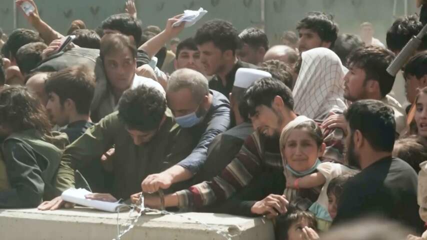 Beelden tonen enorme chaos bij luchthaven Kaboel
