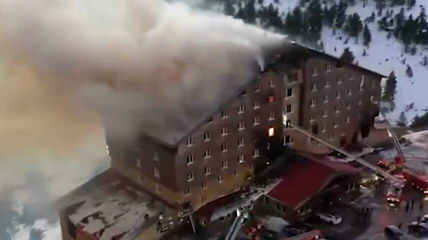 Grote vlammen slaan uit Turks hotel in skigebied