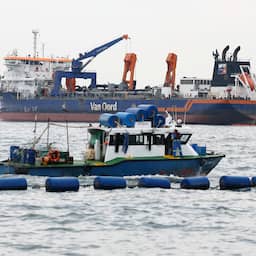Baggerschip dat botste bij Singapore in stabiele toestand, geen gewonden