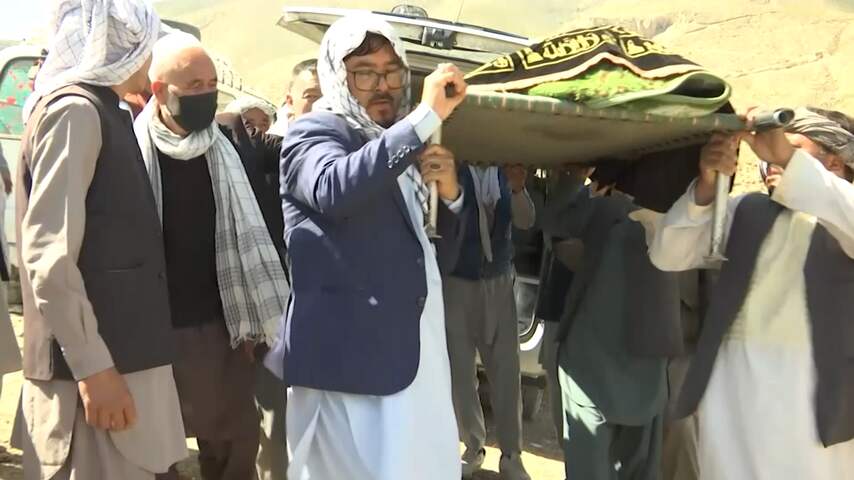 Eerste slachtoffers explosies Kaboel begraven door familieleden