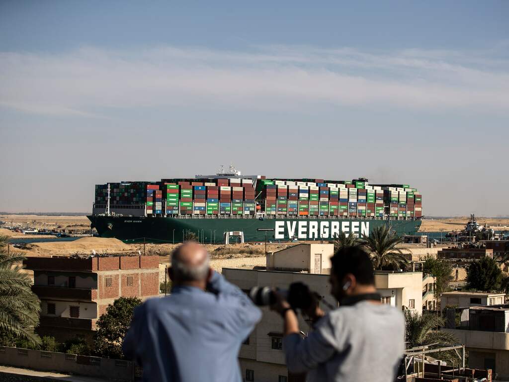 Vastgelopen schip in Suezkanaal is helemaal losgetrokken
