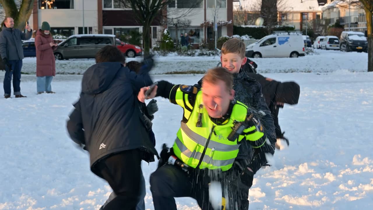 Video | Tientallen kinderen bekogelen agenten met sneeuwballen in Woerden