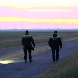 Video | Politie kamt gebied bij Groningse dijk uit op zoek naar vermiste kinderen