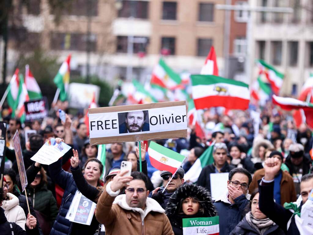 Iran laat Belgische hulpverlener na ruim een jaar vrij, mogelijk gevangenenruil