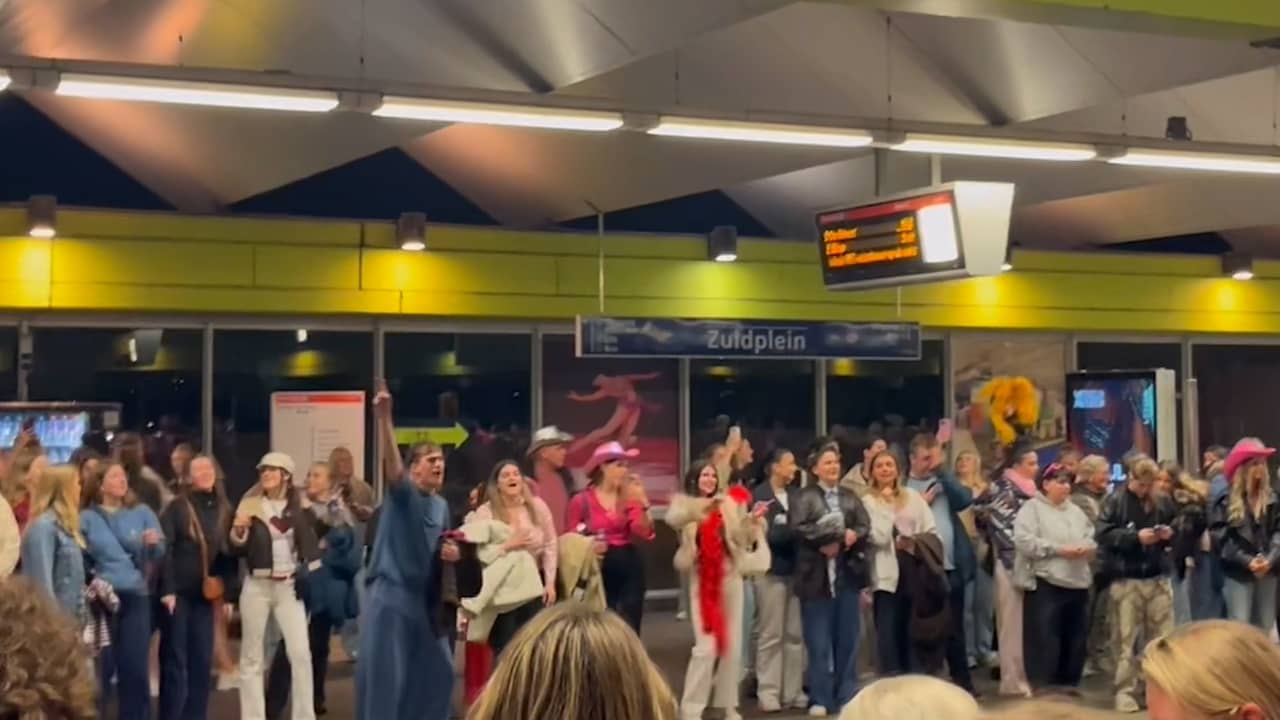 Video | Oya lélé klinkt door metrostation in Rotterdam na optreden van K3