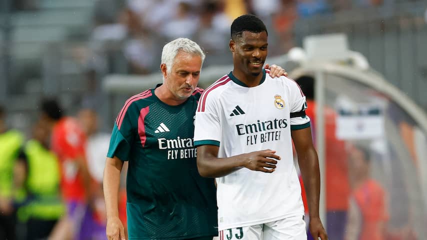 Mourinho looft rechtsbuiten Dumfries na 'geweldig' debuut in oefenduel Real