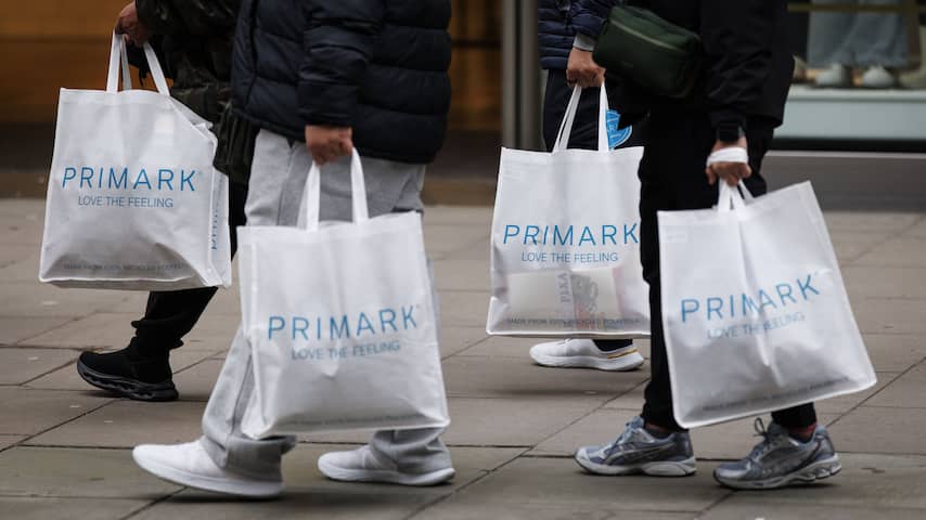 Budgetkledingketen Primark verlaagt prijzen om concurrentie voor te blijven