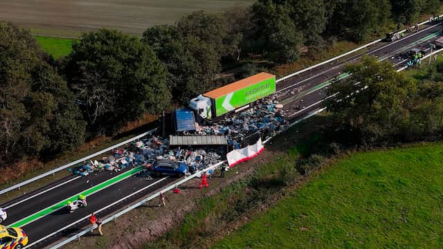 Ravage op N48 na dodelijk ongeluk met meerdere vrachtwagens