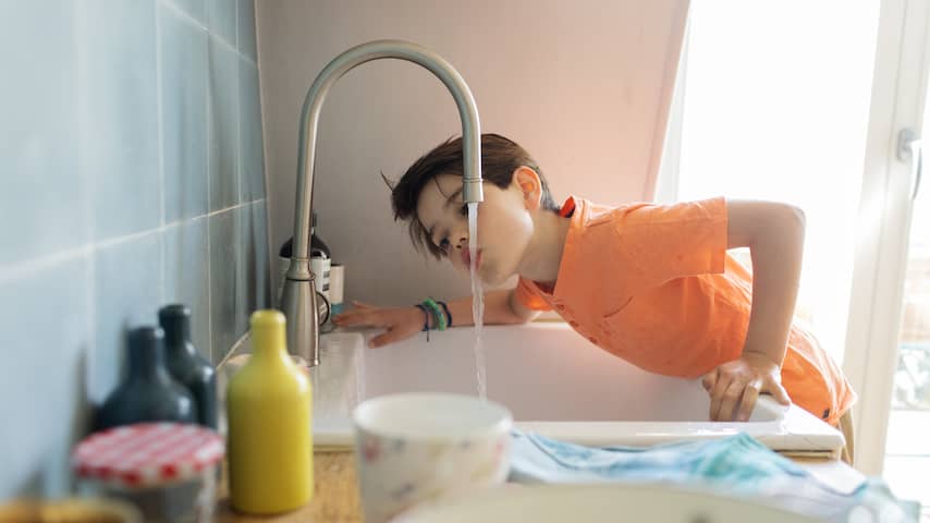 Foto bij Bij veel Nederlanders stromen te veel chemische stoffen uit de kraan