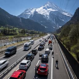 Zwarte zaterdag zorgt voor topdrukte op wegen, twee uur stil bij Gotthardtunnel