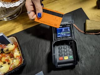 Nederlanders betalen minder vaak met contant geld aan de kassa