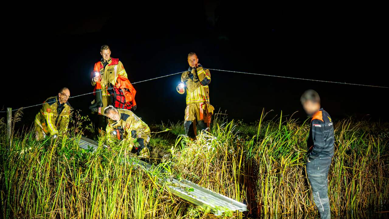 Foto bij Video | Brandweer redt man van autodak uit water na ongeluk in Friesland