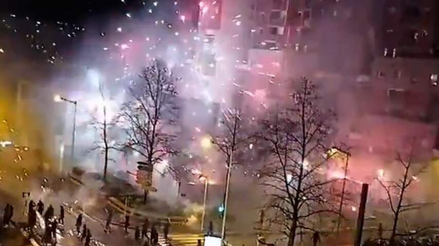 Relschoppers bestoken politiebureau in Parijs met vuurwerk