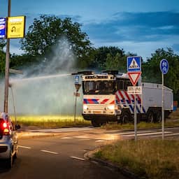Vier arrestaties en waterkanon ingezet bij tweede azc-protest Loosdrecht