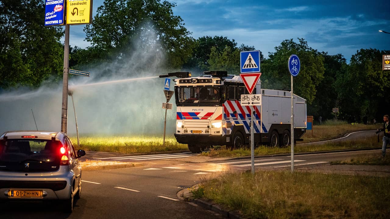 Vier arrestaties en waterkanon ingezet bij tweede azc-protest Loosdrecht