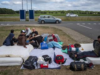 Opnieuw sliepen driehonderd mensen buiten in Ter Apel