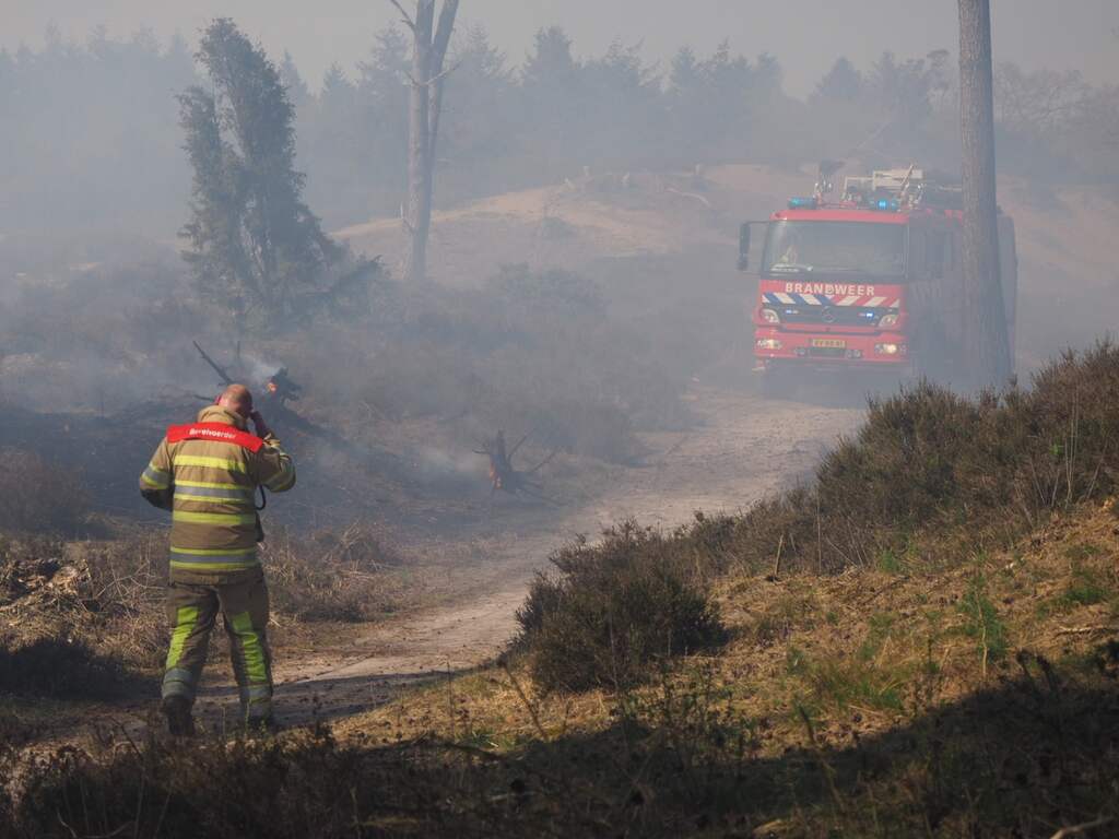 De brandweer is met veel materieel aanwezig om een grote natuurbrand in de Soester Duinen te blussen. Dat is een gebied dat niet aan de kust ligt.