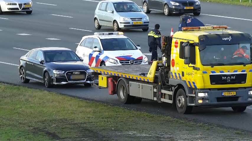 Politie sleept auto weg na verdachte situatie op A2