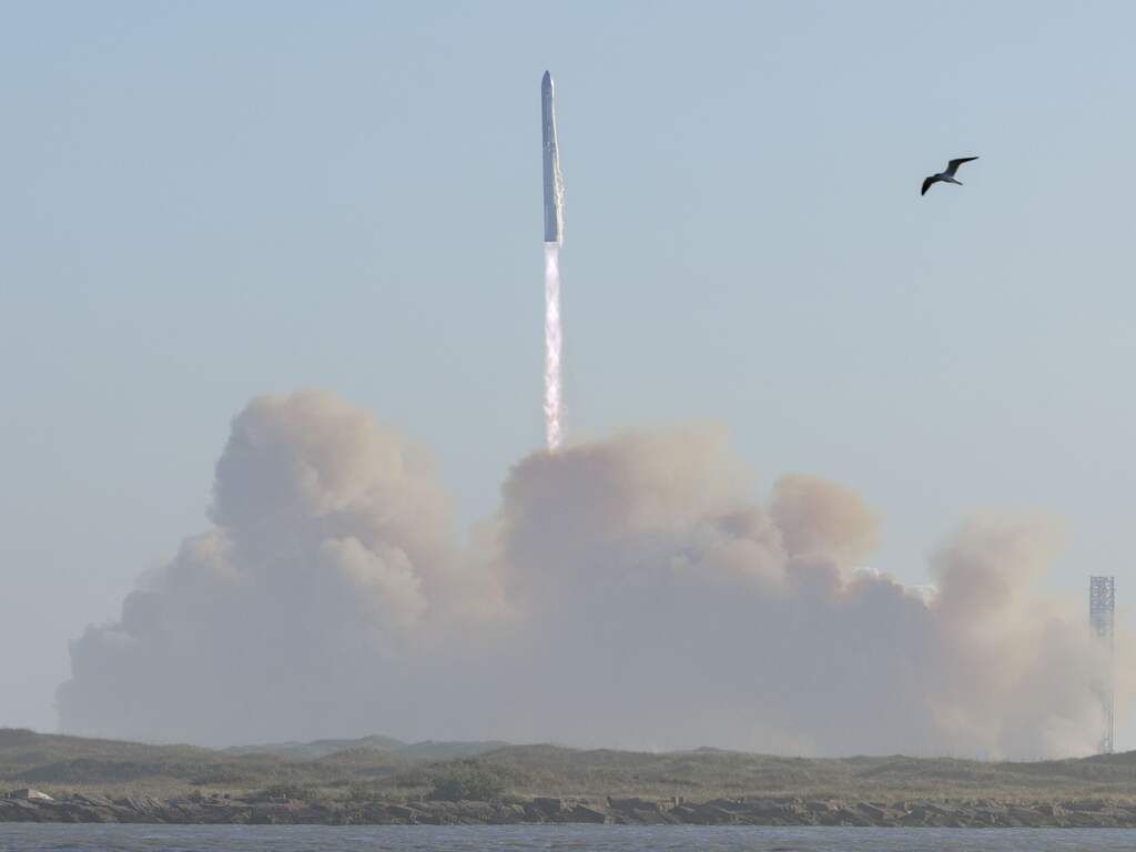 SpaceX ziet Starship-raket kort na lancering uiteenvallen en neerstorten