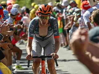 Van fan in 2018 naar koploper in 2026: Arensman geniet van feest op Alpe d'Huez