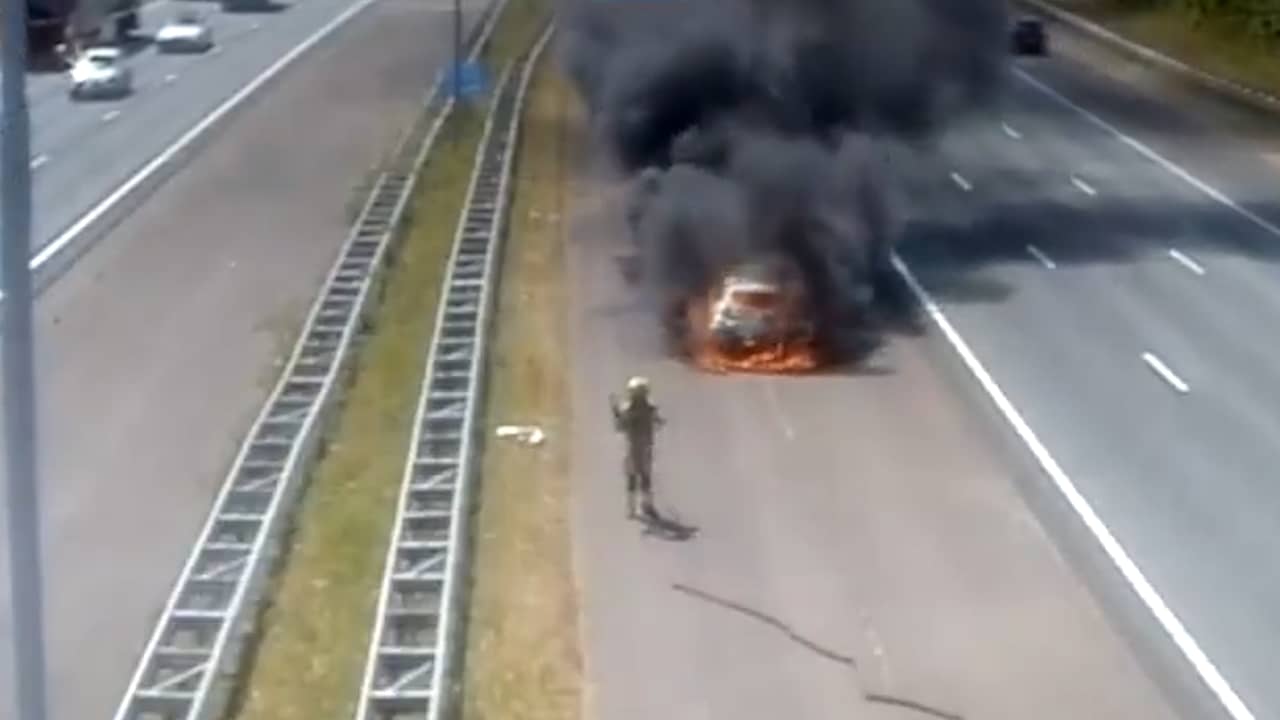 Video | Brandende auto hult A4 bij Hoogmade in rookwolken