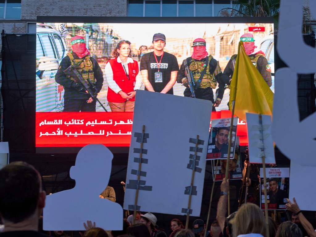 Amerikaans-Israëlische gegijzelde Edan Alexander op Israëlische bodem