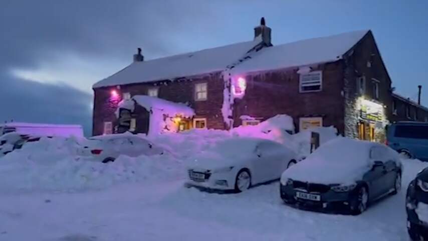 Tientallen Britten vast in ondergesneeuwde pub