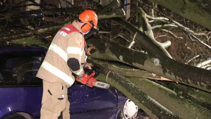 Brandweer rukt uit voor stormschade in Arnhem en Enschede