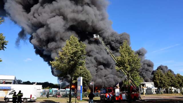 Enorme rookwolken te zien bij grote brand in Lelystad