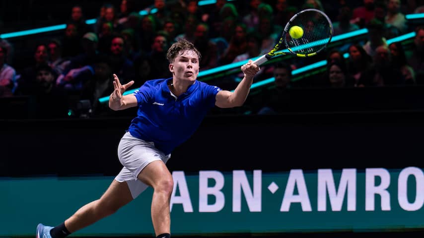 Tennistalent Röttgering (17) snel klaar in Ahoy na kramp en technische ...