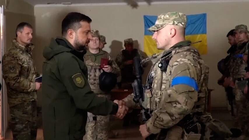 Zelensky bezoekt heroverd gebied en eert militairen