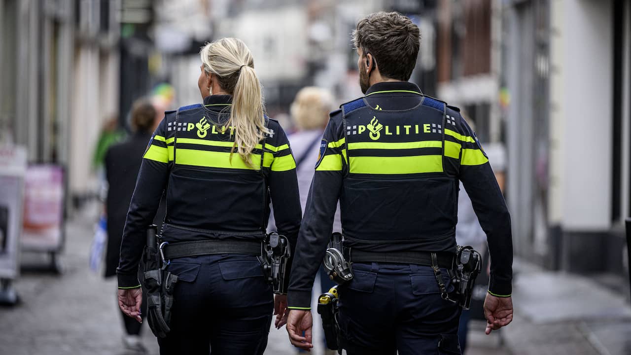 Man betast vrouwen in Breda, plast in politiebus en bijt agent in zijn hand