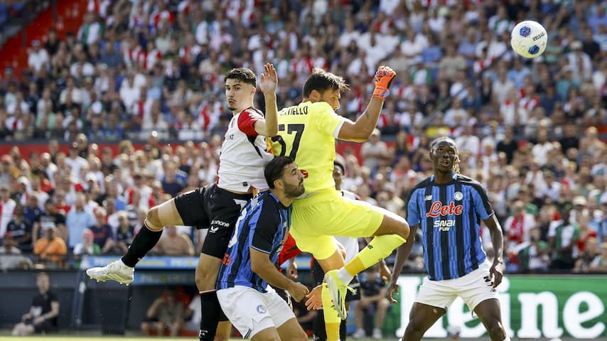 Van Persie weer trefzeker in lang oefenduel Feyenoord, Watanabe valt snel uit