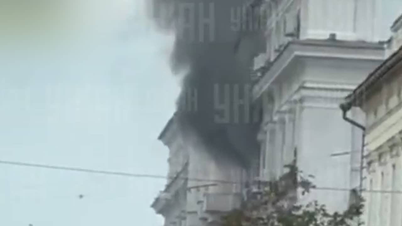 Zwarte rook bij SBU-gebouw na inslag Russische drone