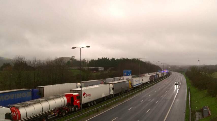 Lange files richting Dover en Kanaaltunnel door slot op VK