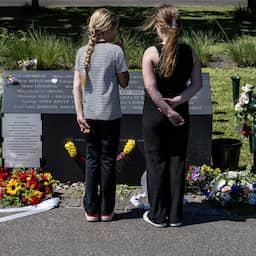 In beeld | Enschede herdenkt vuurwerkramp die 25 jaar geleden plaatsvond