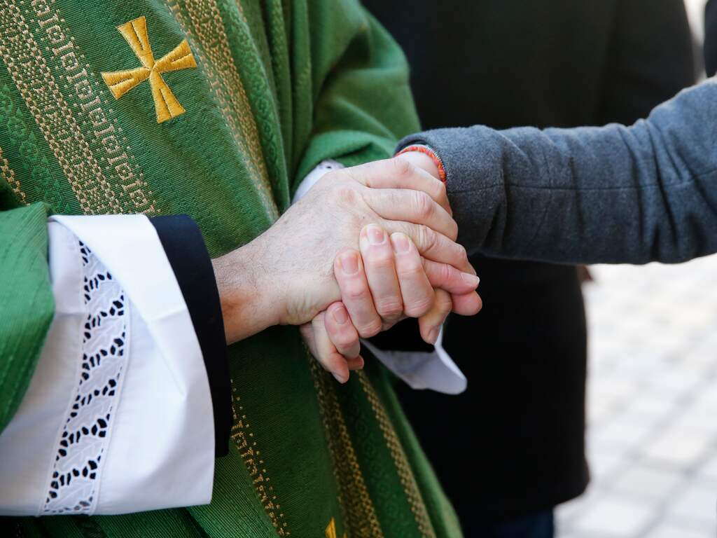 Vlaamse bisschoppen willen tegen wens van Vaticaan ook homostellen zegenen