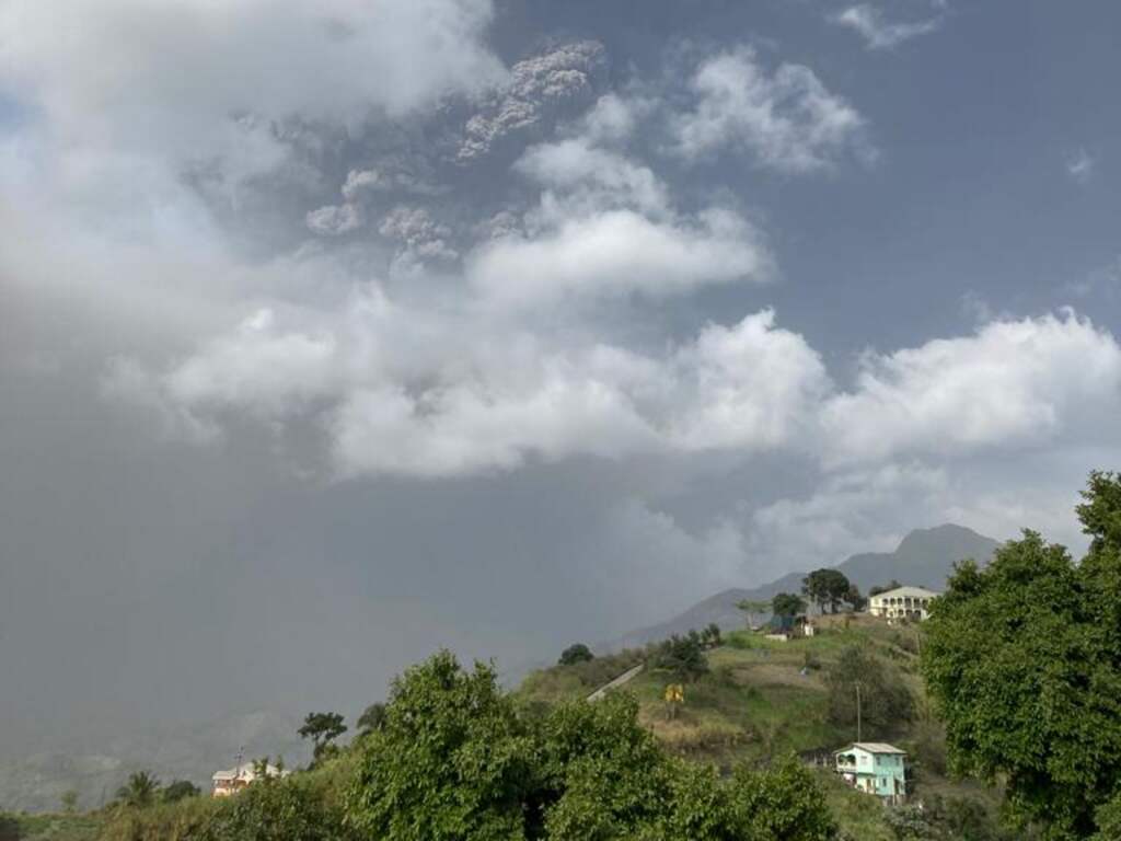 Vulkaan op Saint Vincent blijft as spuwen, duizenden inwoners geëvacueerd