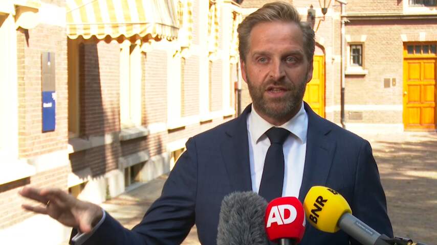De Jonge ziet verbetering in voetbalstadions: 'Maar stavakken moeten weg'