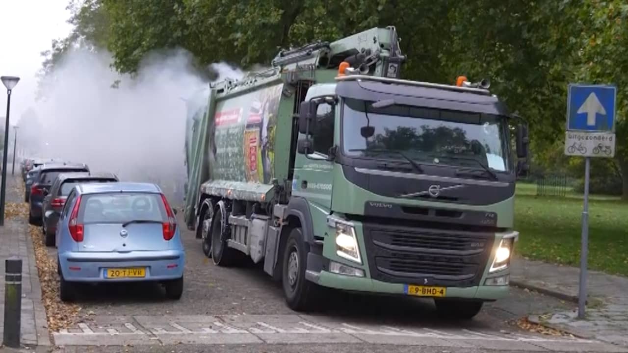 Video | Brandende vuilniswagen rijdt door woonwijk in Geldrop