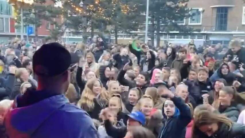 Dansende menigte bij concert van Jebroer in Duindorp